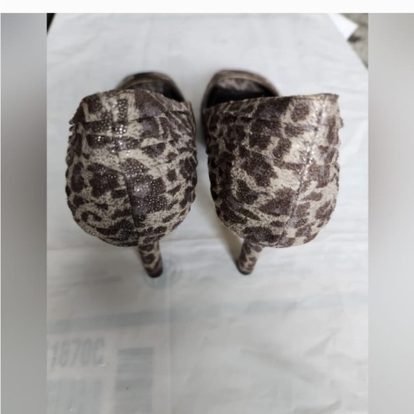 Reba Leopard Peep Toe Women's Shoe. In good condition. Will fit a size 6. - Picture 4 of 8